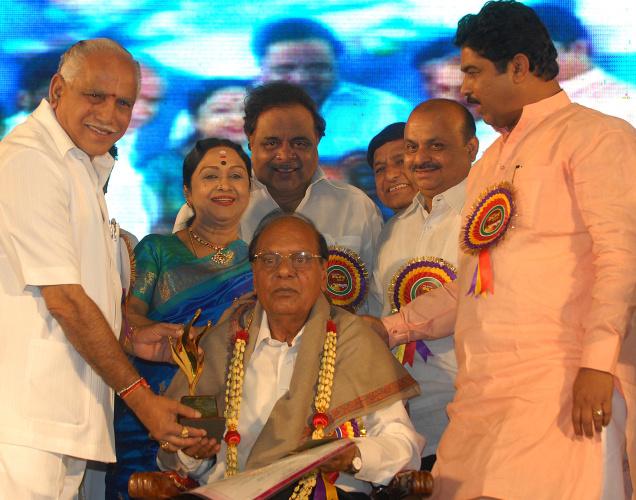 In this file photo, the then Karnataka Chief Minister B.S. Yeddyurappa is presenting Dr. Vishnuvardhan Award for lifetime contribution to Kannada cinema to producer and distributor A.R. Raju in Bangalore. Others in the picture include actress B. Saroja Devi, actor Ambareesh, Irrigation Minister Basavaraja Bommai, President of Karnataka Film Chamber Basanthkumar Patil and Home Minister R. Ashok. File Photo: K. Bhagya Prakash