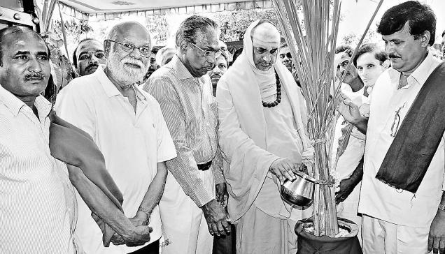 Suttur seer Shivaratri Deshikendra Swami inaugurating the Raitha Mitra FarmersProducer Company Ltd. in Mysuru on Monday.— PHOTO: M.A. SRIRAM