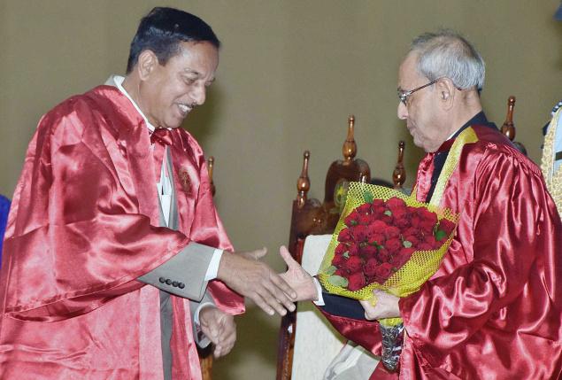 Vice-Chancellor of the Central University of Karnataka H.M. Maheshwaraiah felicitating President Pranab Mukherjee in Kalaburagi on Tuesday. —Photo: Arun Kulkarni 