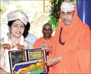 Art historian Prof. Choodamani Nandagopal is seen receiving D.V. Halabhavi Award from Suttur Seer Sri Shivarathri Deshikendra Swamiji 