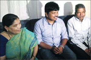 H.S. Srikanth flanked by his parents Shantharaju and Sowbhagya. 