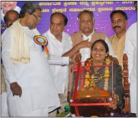Sushmitha Pawar seen receiving the Ekalavya Award from Chief Minister Siddharamaiah in city recently. 