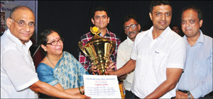 Raghavendra seen receiving the winner’s trophy from FIDE Vice-President D.V. Sundar as Woodlands Hotel Director Ramakrishna, Director, AICF Joint Secretary Hotel Woodlands Proprietor Geeta Rao, UKCA Vice-President Nagendra Muralidhar and Secretary Aravind Shastry look on. 