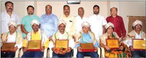 Sitting from left: K.V. Sampath Kumar, Editor, Sudharma Sanskrit Newspaper; K.H. Chandru, Photojournalist, Vijayavani Kannada Daily; Rajendra Rao, Reporter, Vijayakarnataka (K.R. Nagar); B.S. Prabhurajan, UNI Dist. Correspondent; Gayathri V. Raj, Sub-Editor, Deccan Herald and Mullur Shivaprasad, Senior Reporter, Andolana, who received the awards instituted by senior journalist K.V. Srinivasan at a function organised at MDJA yesterday, are seen with (standing from left) Karnataka Media Academy Member K. Shivakumar, MDJA General Secretary K.J. Lokesh Babu, Karnataka Media Academy Chairman Siddaraju; Mayor B.L. Bhyrappa; Senior Journalist K.V. Srinivasan (Brother); MDJA President K. Deepak and Vice-President S.T. Ravi Kumar.