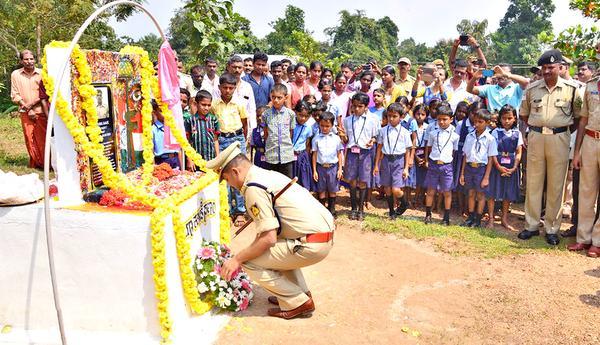 Dakshina Kannada Superintendent of Police Bhushan Gulabrao Borase paying tributes to martyrs at the Banadka Government Higher Primary School near Subramanya on the occasion of Police Commemoration Day.