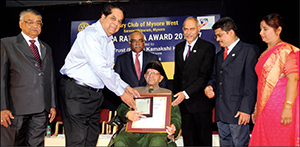 Padma Bhushan K.V. Kamath, President of New Development Bank of BRICS Countries, is seen presenting the Manava Rathna Award to M. Vinod Rao, first Managing Trustee of BSMS Trust that manages Kamakshi Hospital, at a function in city last evening. Also seen are (from left) Star of Mysore Editor-in-Chief K.B. Ganapathy, Chairman of Manava Rathna Award Committee and Founder Trustee, Schevaran Scientific Foundation Rtn. Sam Cherian, President of Rotary Club of Mysore West Rtn. C. R. Hanumanth, Secretary Rtn. B.S. Srinath and Inner Wheel President Ann. Sumana. 
