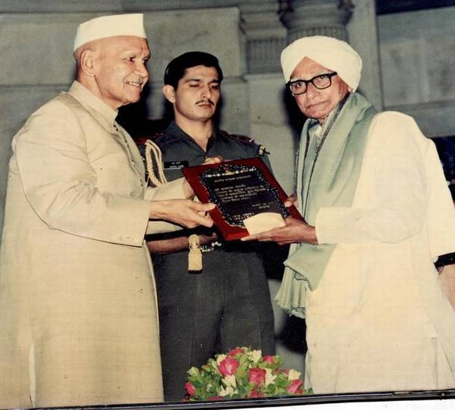 Enagi Balappa with the then President Shankar Dayal Sharma. | Photo Credit: Special Arrangement