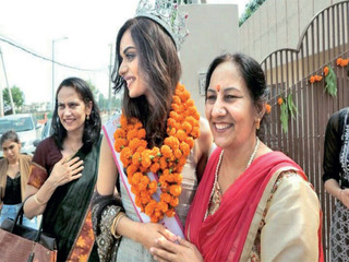 Miss. World 2017 Manushi Chillar with aunt Dr.Usha Chillar (right)
