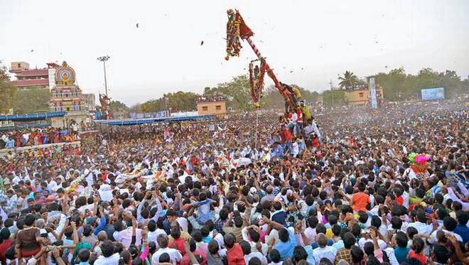 Thousands of devotees witnessing the Sri Kanaka Durgamma Sidi in Ballari on Tuesday 