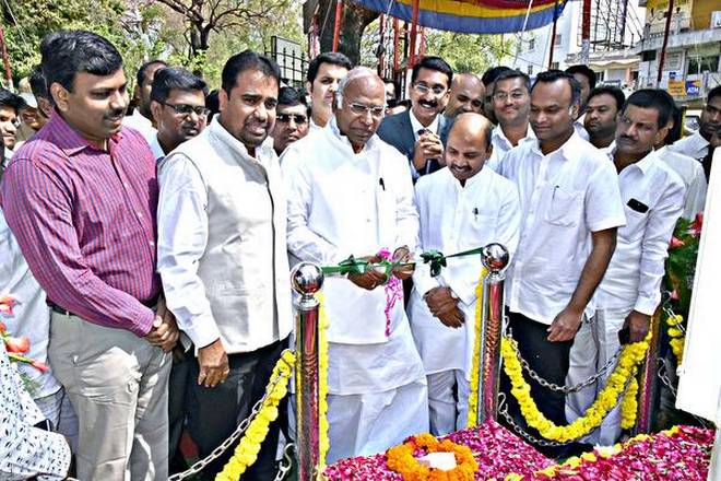 Congress Leader in Lok Sabha M. Mallikarjun Kharge inaugurating the State’s first smart pole providing high speed wi-fi services on the municipal corporation premises in Kalaburagi on Wednesday.  