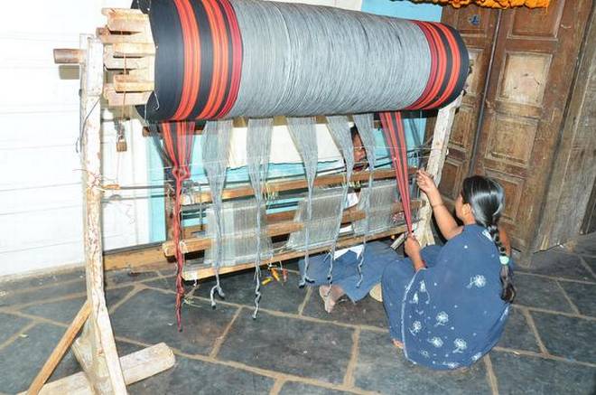 An artisan weaving a Gomi Teni sari | Photo Credit: Special Arrangement