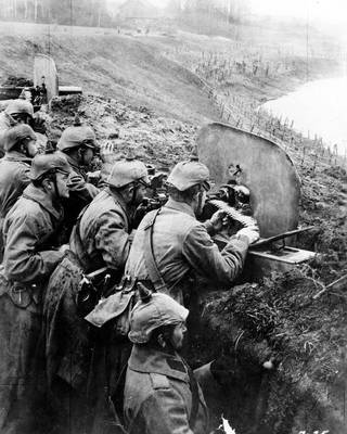 German troops manning a machine gun post from a trench at the Vistula River in Russia during WWI 