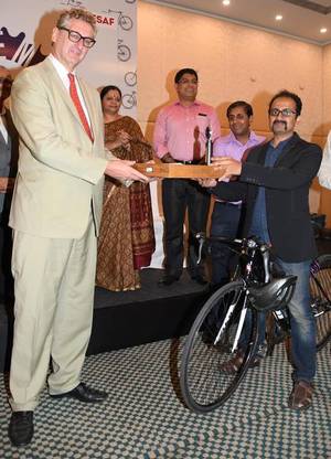 Consulate General, embassy of the Kingdom of the Netherlands, Jaap Werner presenting the trophy of Bicycle Mayor to Satya Shankaran in Bengaluru on Monday. | Photo Credit: G_P_Sampath Kumar