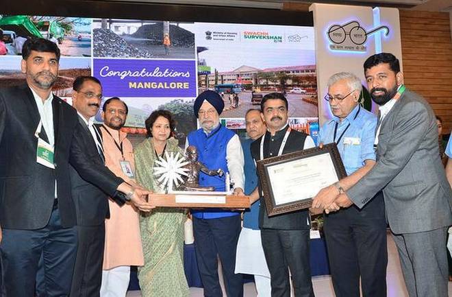 Mangaluru officials receiving the award from Union Minister for Housing and Urban Affairs Hardeep Puri in Indore, Madhya Pradesh, on Saturday. | Photo Credit: Supplied