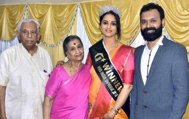 Manisha Varun, winner, Dazzle Mrs. India Universe 2018, with her husband M.V. Varun and grandparents M.V. Suryanarayan and Chayadevi in Shivamogga on Monday. 