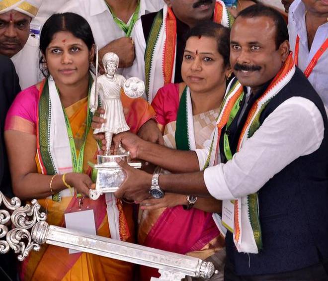 Mayor Gangambike Mallikarjun and her deputy Ramila Umashankar accept a silver key and an idol of Kempegowda from outgoing Mayor Sampath Raj after the elections on Friday.   | Photo Credit: V Sreenivasa Murthy