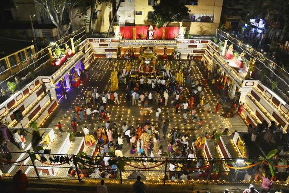 A visual spectacle unfolds at Sampangiramnagar Kalyani (tank) in the last week of Karthik Masa when devotees light lamps. Bengaluru was considered a holy place, as it had many temples and kalyanis (tanks).   | Photo Credit: K_MURALI_KUMAR