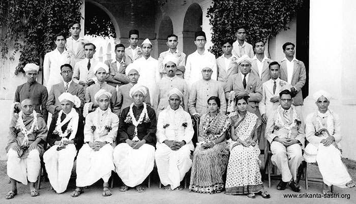 Maharaja’s College Group Photo (undated) shows (sitting from left) Prof. Chandrashekhar Pattankar Bhat, M.R. Varadachar, Lakshminarasimaiah, M.H. Krishna, A.R. Krishna Sastri, Name unknown, Name unknown, Dr. S. Srikanta Sastri and Ralapalli Anantha Krishna Sharma; (standing bottom row from left) Name unknown, Name unknown, Name unknown, V. Sitaramaiah, K. Venkataramappa, Prof. Nam Sivarama Sastri, Dr. D.L. Narasimhachar and Chengalvarayan. Others’ name not known.