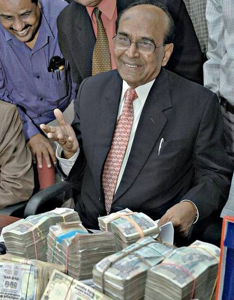 A file photo of former Lokayukta of Karnataka N. Venkatachala with cash recovered following raids on three government officials in Bengaluru. 