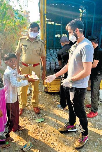 Nikhil Kamath distributing free food