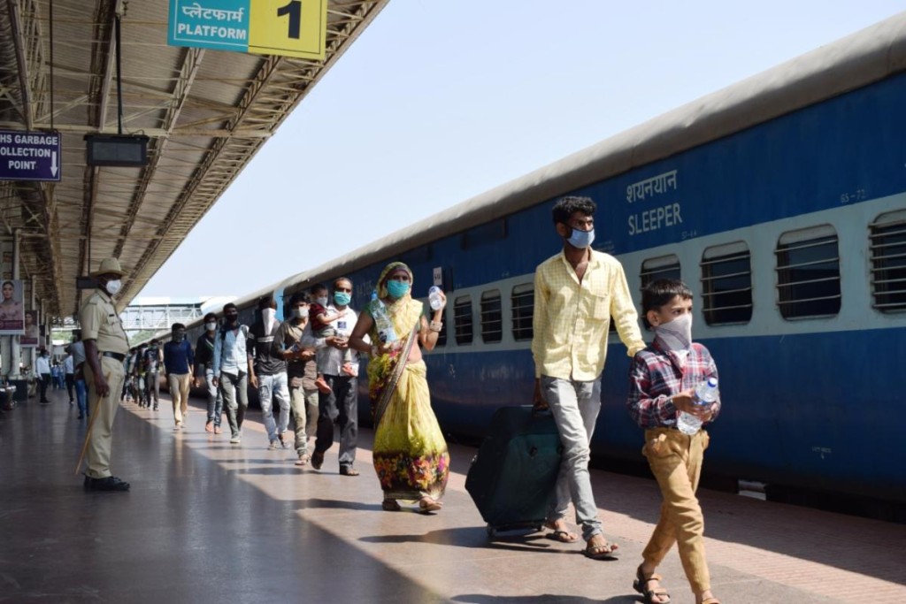 Passengers move to board Hubballi-Jodhpur Shramik Special train, at Hubballi railway station. DH FILE PHOTO 